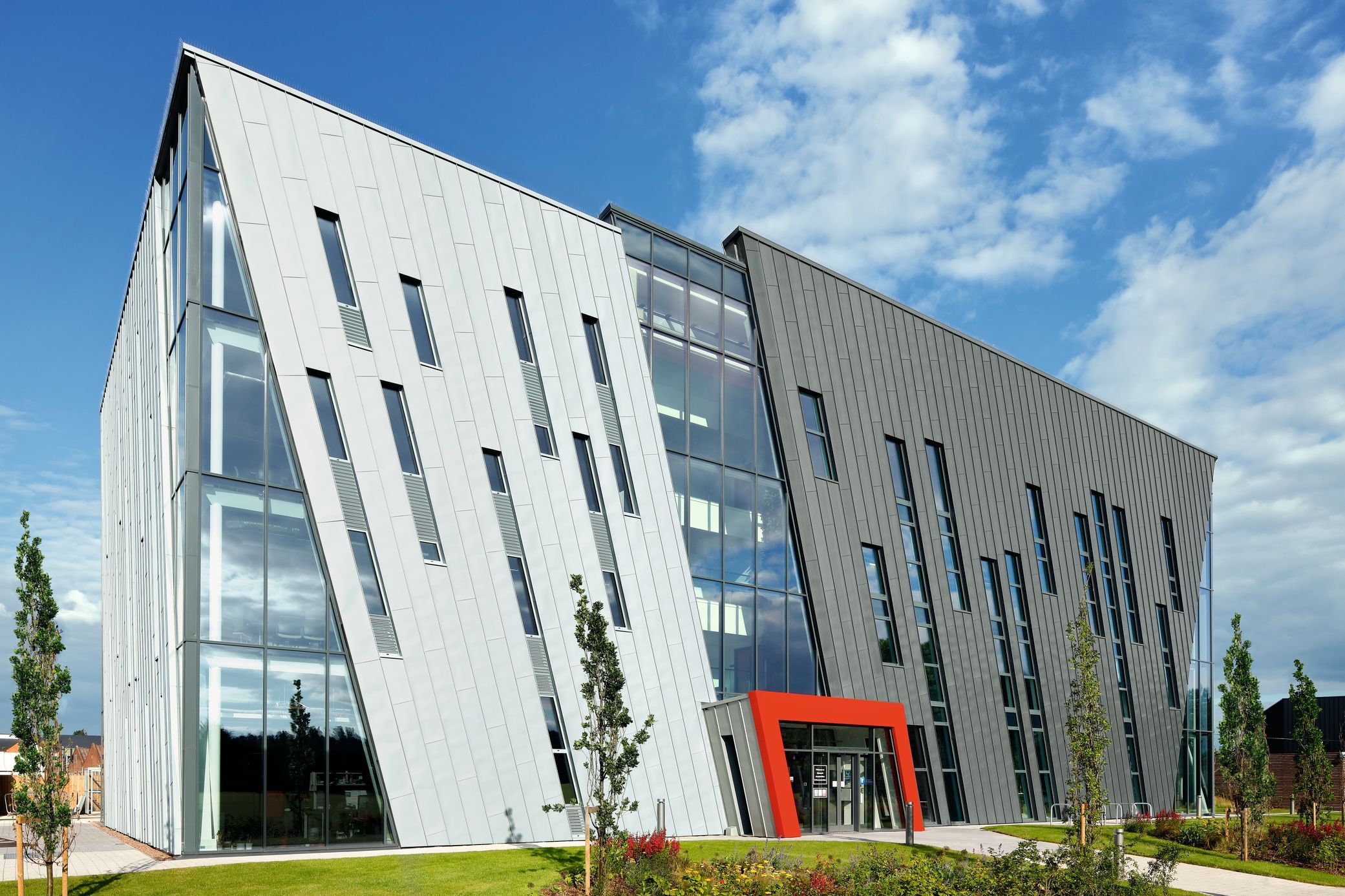RAD Building University of Nottingham, GB, BREEAM certificeret, facade: prePATINA blaugrau and schiefergrau, stående vinkelfals