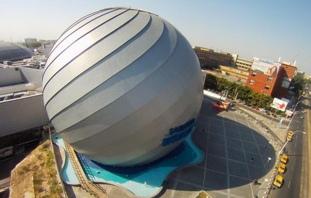 IMAX Teater Cotrocenipark i Bukarest - zink i svungne former