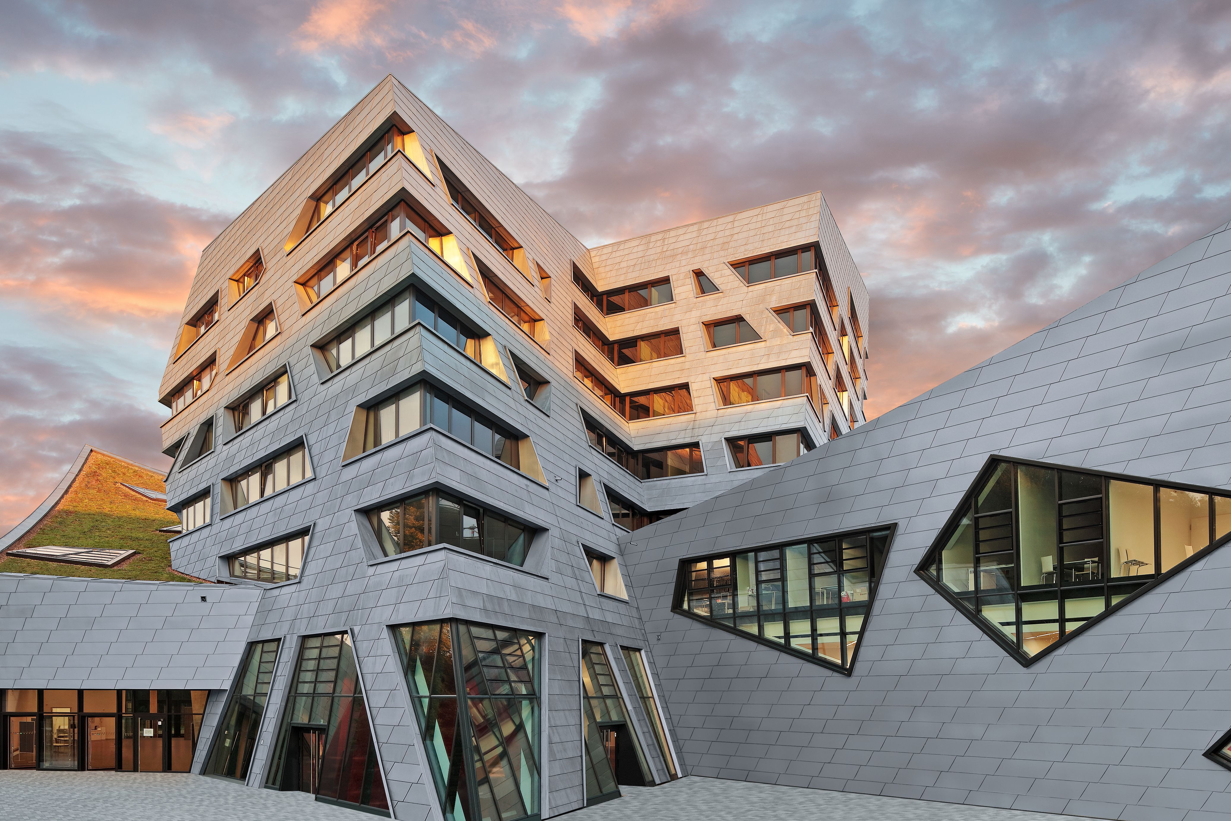 Byggeri med kompleks arkitektur og facade i RHEINZINK titaniumzink