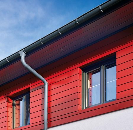 Tagafvanding i prePATINA schiefergrau til rød artCOLOR facade