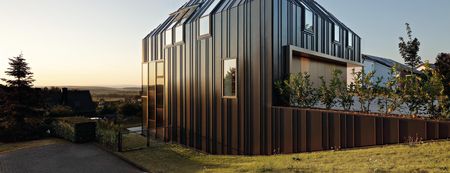 Enfamilieshus - facade med stående vinkelfals Enfamilieshus - facade med stående vinkelfals