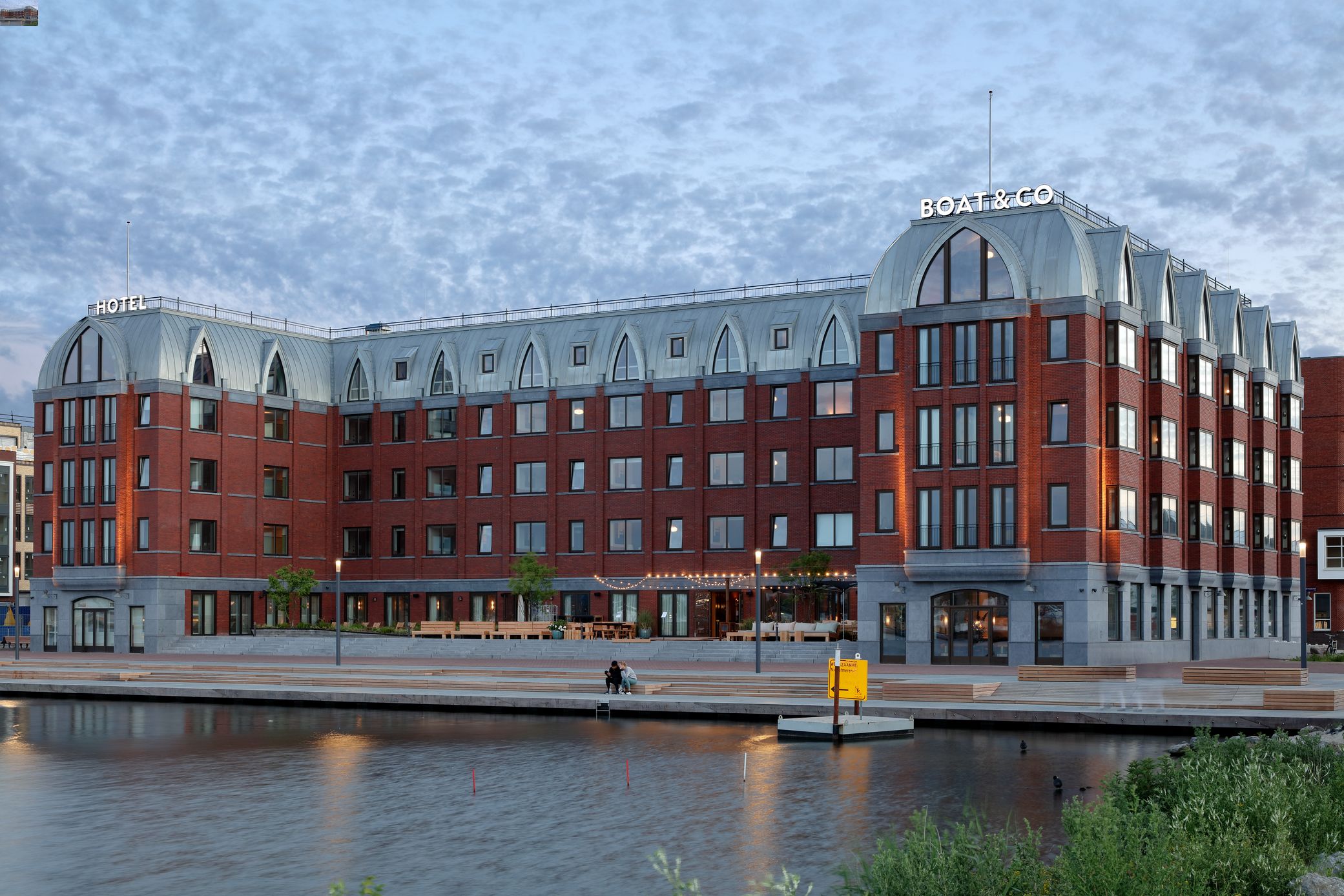 Hotel Boat & Co, Holland, C2C certificeret, tag: RHEINZINK-CLASSIC walzblank, stående dobbeltfals
