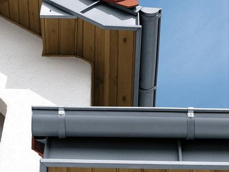 Halvrund rende i RHEINZINK titaniumzink prePATINA blaugrau